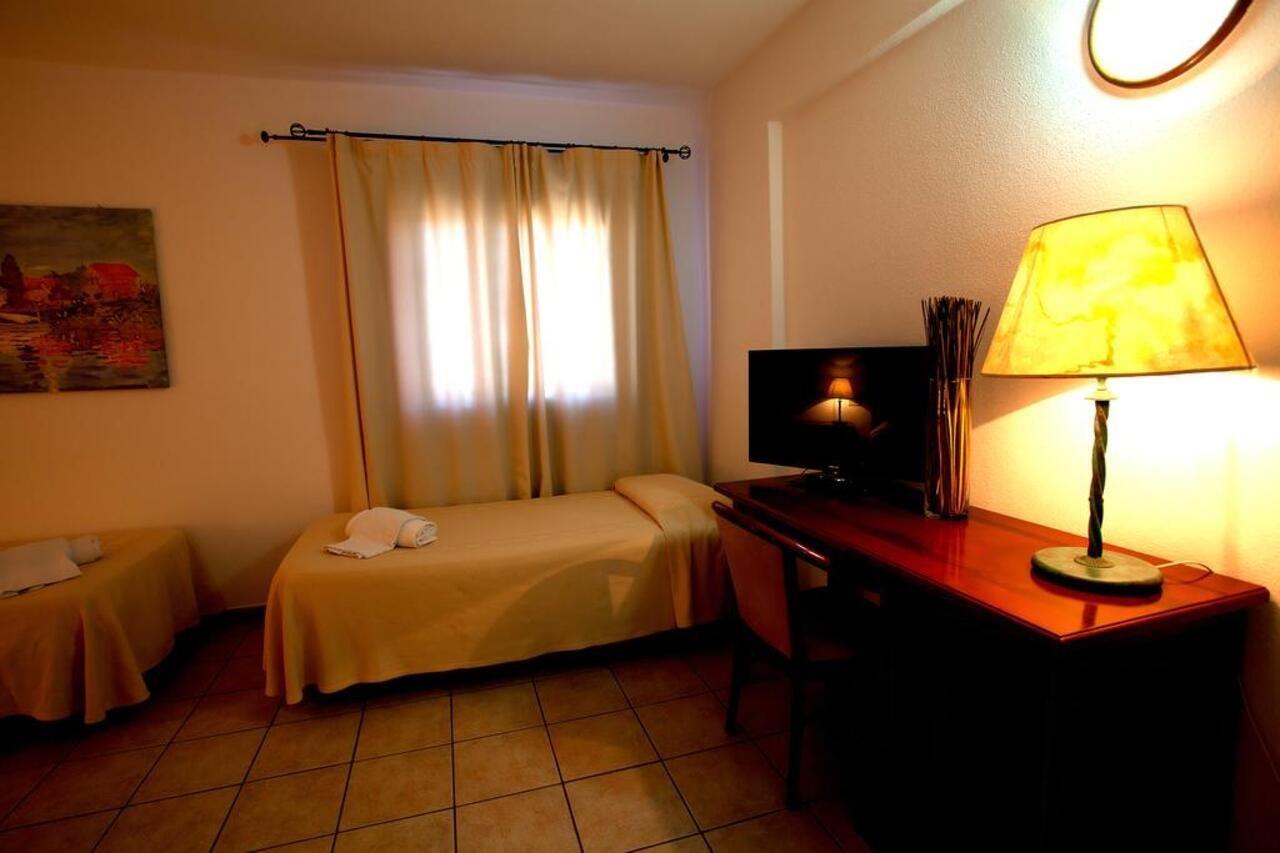 Hotel Moderno Olbia Buitenkant foto