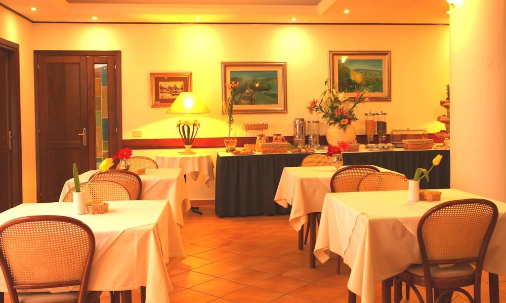 Hotel Moderno Olbia Buitenkant foto