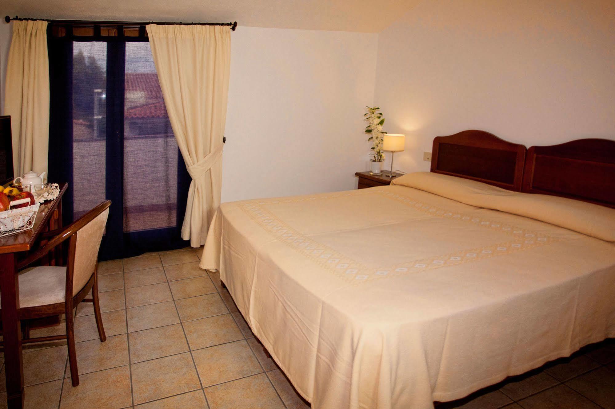 Hotel Moderno Olbia Buitenkant foto