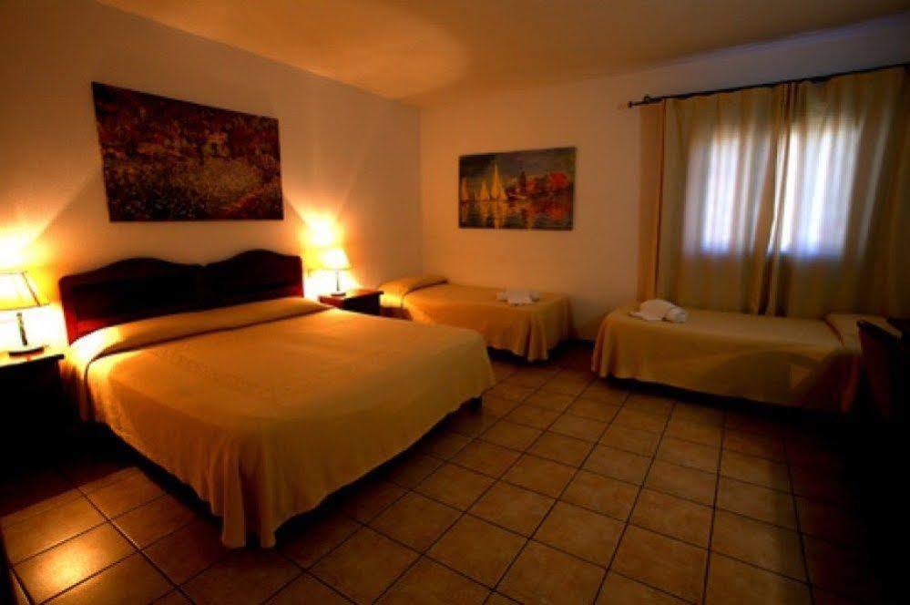 Hotel Moderno Olbia Buitenkant foto